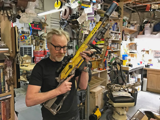 Adam Savage y su nuevo juguete (vía Tested).